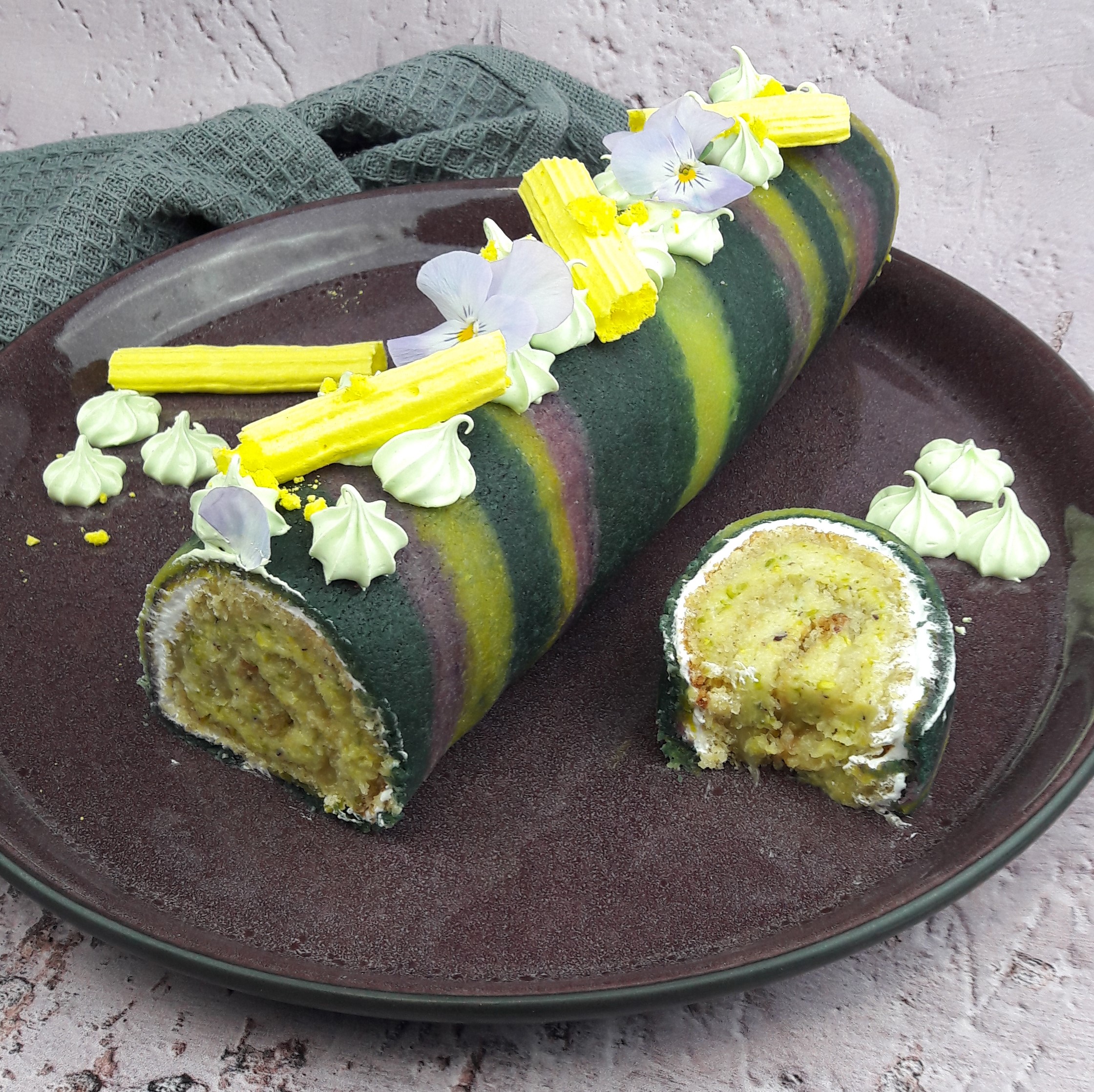 Citron roulade med pistacie fyld.