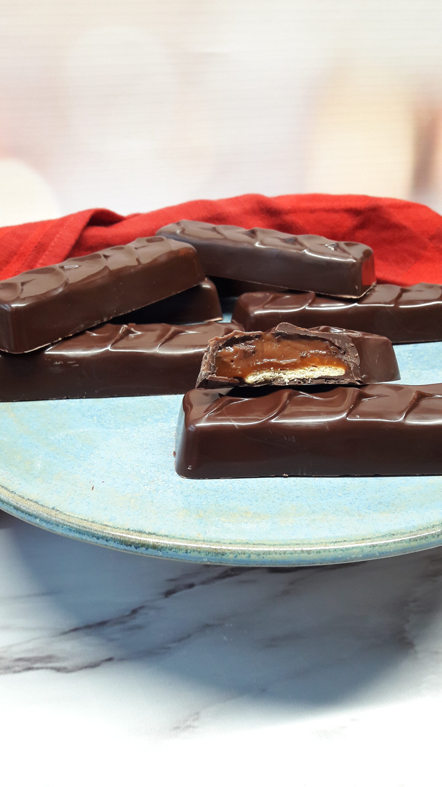 Chokoladebar med blød nougat, saltkaramel og saltkiks.