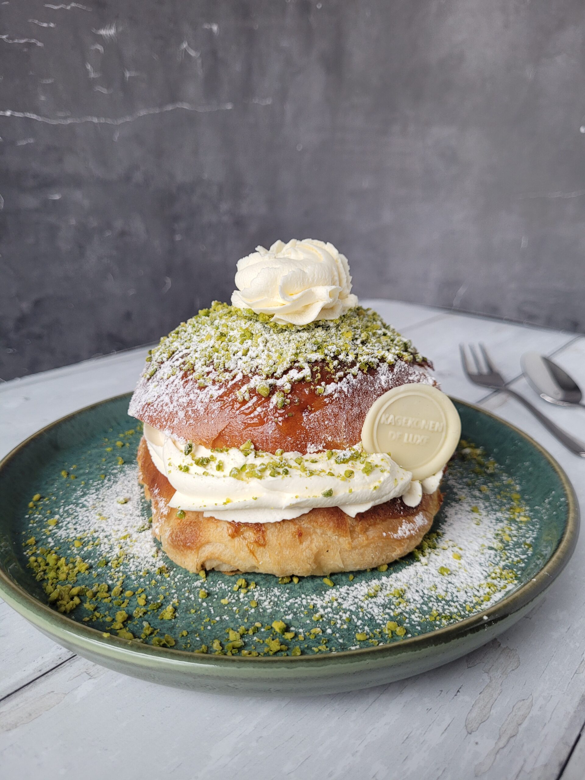 Fastelavnsboller af wienerdej med pistacie/citron remonce, super syrlig citroncreme og silke blød mascarpone flødecreme